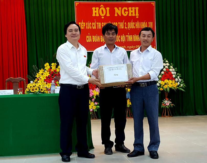 Bộ trưởng Phùng Xuân Nhạ đã tặng các loại sách giáo khoa, sách tham khảo và thiết bị dạy học trị giá 100 triệu đồng cho 2 trường tiểu học Vĩnh Hiệp và Vĩnh Hảo (huyện Vĩnh Thạnh).