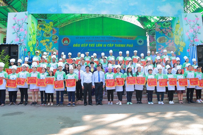 Đại diện các đội nhận cờ lưu niệm của Hội thi Đầu bếp trẻ 