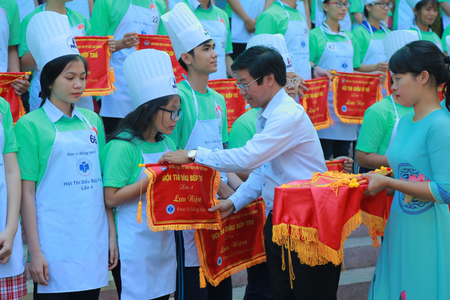 Học sinh nhận cờ lưu niệm tại hội thi