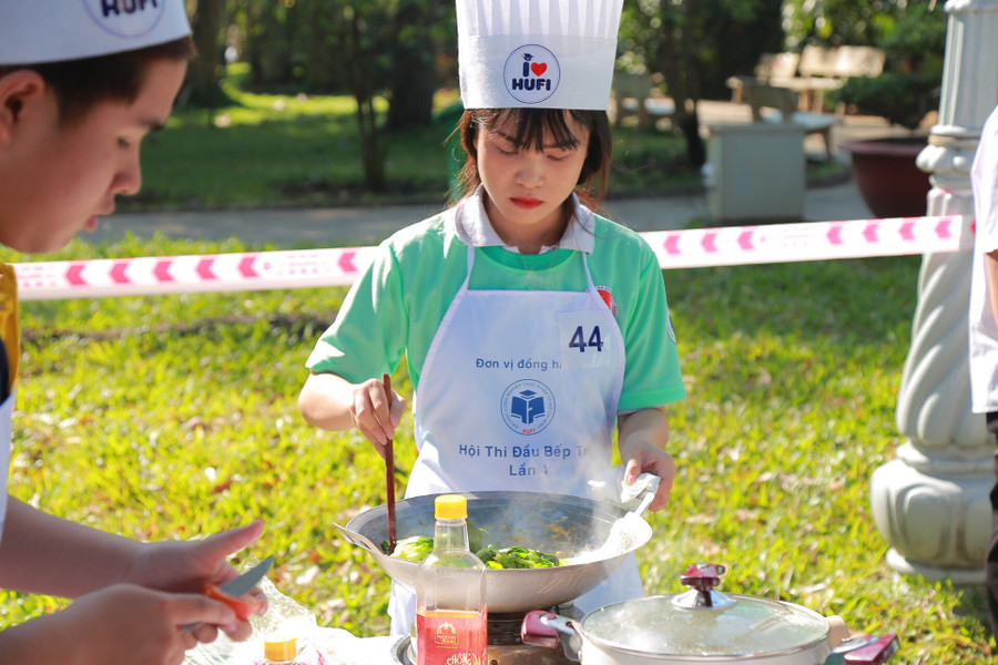 Các bạn nữ thể hiện sự khéo léo