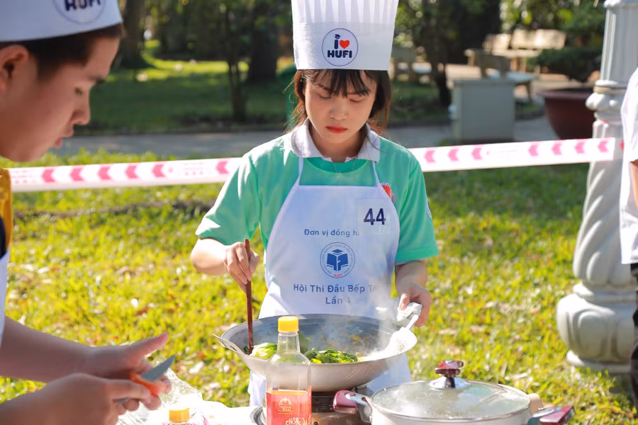 Các bạn nữ thể hiện sự khéo léo