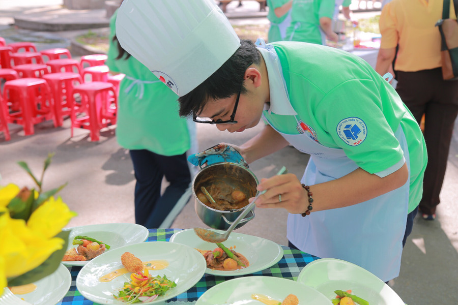 Các bạn nam cũng không kém cạnh, rất công phu và tỉ mỉ cho món ăn của đội mình