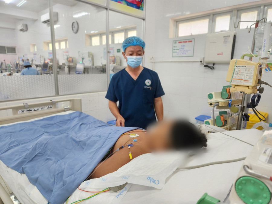 ThS.BS.CKII Nguyễn Trọng Nghĩa – Phó Giám đốc Bệnh viện Nhi đồng Đồng Nai đang thăm khám cho bệnh nhi T.Đ.N.A (7 tuổi, ngụ Long Khánh).