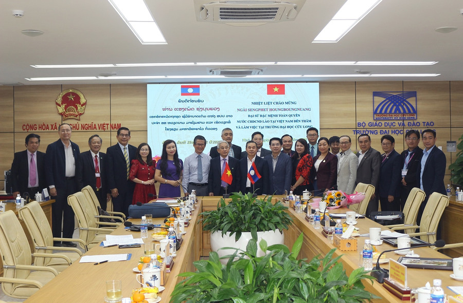 Đoàn công tác Đại sứ nước CHDCND Lào thăm và làm việc tại Trường ĐH Cửu Long.
