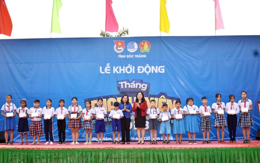 Trao học bổng cho học sinh vượt khó học tốt tại lễ khởi động Tháng Thanh niên.