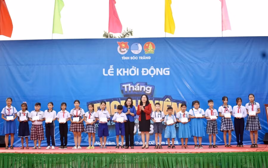 Trao học bổng cho học sinh vượt khó học tốt tại lễ khởi động Tháng Thanh niên.