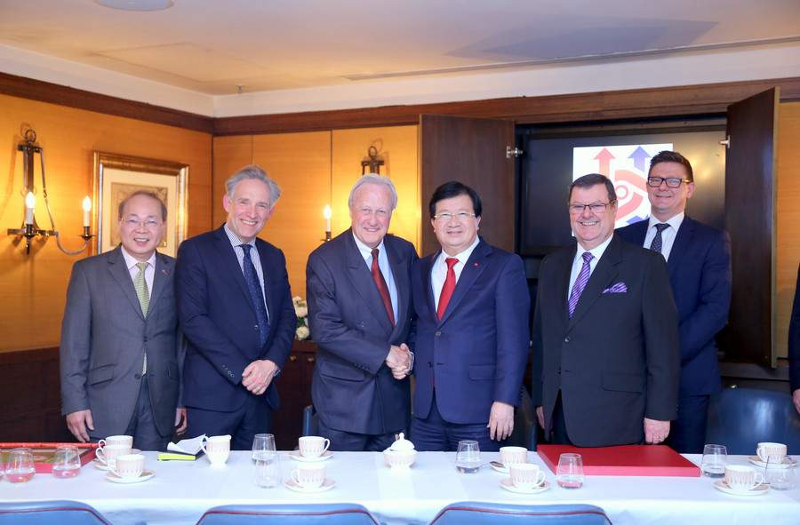 Tiếp mạng lưới Hữu nghị Việt-Anh, Phó Thủ tướng Trịnh Đình Dũng đề nghị hai bên đẩy mạnh các hoạt động quảng bá văn hoá, du lịch, nhất là trong bối cảnh hai nước đang hướng tới kỷ niệm 45 năm ngày thiết lập quan hệ ngoại giao vào năm 2018. Ảnh: VGP/Xuân Tuyến Tiếp mạng lưới Hữu nghị Việt-Anh, Phó Thủ tướng Trịnh Đình Dũng đề nghị hai bên đẩy mạnh các hoạt động quảng bá văn hoá, du lịch, nhất là trong bối cảnh hai nước đang hướng tới kỷ niệm 45 năm ngày thiết lập quan hệ ngoại giao vào năm 2018. Ảnh: VGP/Xuân Tuyến