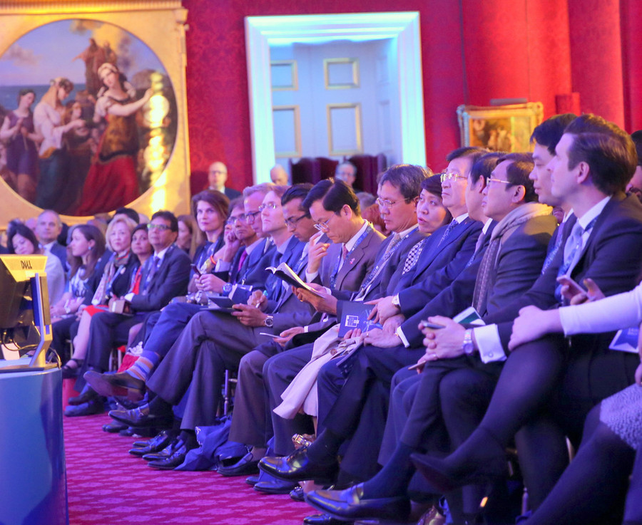 Phó Thủ tướng Trịnh Đình Dũng là đại biểu danh dự tại sự kiện Pitch@Palace. Đây là ý tưởng của Công tước xứ York, Hoàng tử Andrew nhằm kết nối những doanh nghiệp hàng đầu của Anh và quốc tế với các doanh nghiệp khởi nghiệp. Phó Thủ tướng đề nghị khuyến khích các doanh nghiệp của Việt Nam tham gia vào sự kiện Pitch@Palace, đồng thời có thể nghiên cứu tổ chức sự kiện này tại Việt Nam. Ảnh: VGP/Xuân Tuyến Phó Thủ tướng Trịnh Đình Dũng là đại biểu danh dự tại sự kiện Pitch@Palace. Đây là ý tưởng của Công tước xứ York, Hoàng tử Andrew nhằm kết nối những doanh nghiệp hàng đầu của Anh và quốc tế với các doanh nghiệp khởi nghiệp. Phó Thủ tướng đề nghị khuyến khích các doanh nghiệp của Việt Nam tham gia vào sự kiện Pitch@Palace, đồng thời có thể nghiên cứu tổ chức sự kiện này tại Việt Nam. Ảnh: VGP/Xuân Tuyến