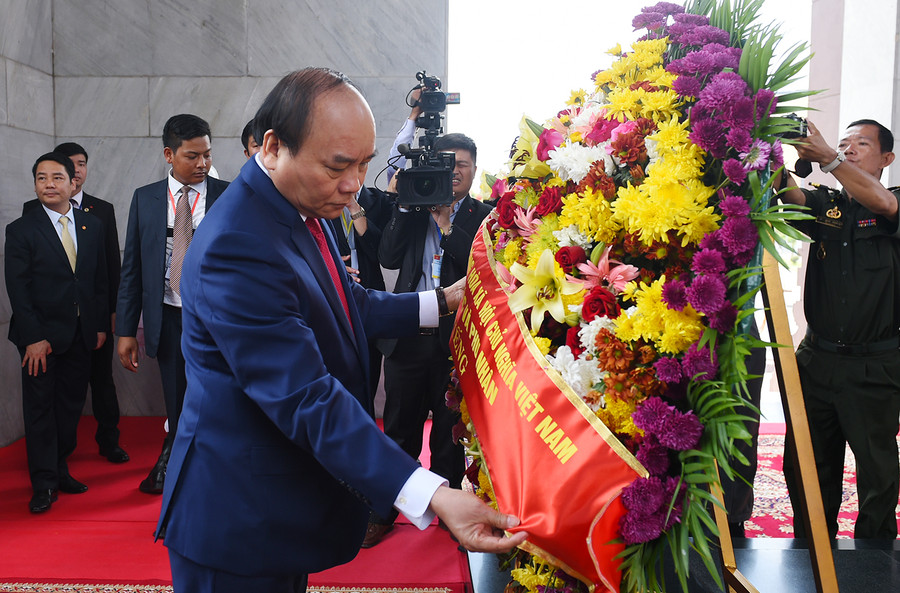 Thủ tướng Nguyễn Xuân Phúc đặt vòng hoa tại Đài Độc lập. Ảnh: VGP/Quang Hiếu Thủ tướng Nguyễn Xuân Phúc đặt vòng hoa tại Đài Độc lập. Ảnh: VGP/Quang Hiếu