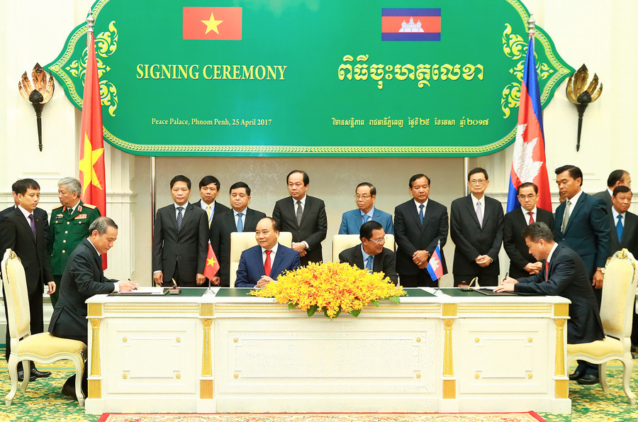 Thủ tướng Nguyễn Xuân Phúc và Thủ tướng Hun Sen chứng kiến lễ ký 4 văn kiện hợp tác giữa Việt Nam và Campuchia. Ảnh: VGP/Quang Hiếu Thủ tướng Nguyễn Xuân Phúc và Thủ tướng Hun Sen chứng kiến lễ ký 4 văn kiện hợp tác giữa Việt Nam và Campuchia. Ảnh: VGP/Quang Hiếu