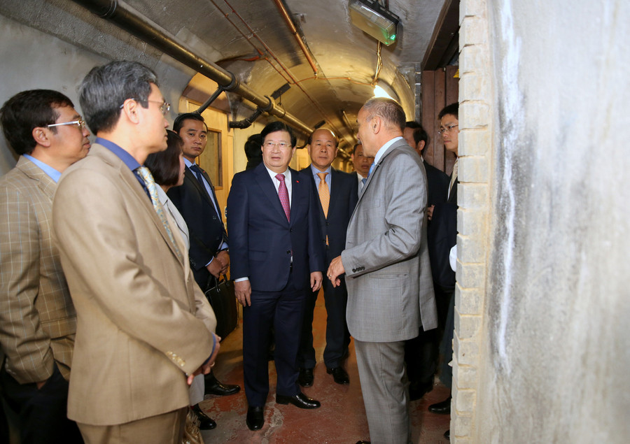 Trong khuôn khổ chuyến thăm, Phó Thủ tướng đã đặt hoa tưởng nhớ Chủ tịch Hồ Chí Minh tại nơi trước đây là khách sạn Carlton, nơi Người từng làm việc vào năm 1913. Sau chiến tranh, khách sạn Carlton bị bom phá huỷ phần trên, nhưng phần hầm ngầm, nơi có căn bếp Bác Hồ từng làm việc vẫn còn nguyên vẹn. Hiện nay, Chính phủ New Zealand đã mua lại diện tích này và xây lên toà nhà New Zealand House. Ảnh: VGP/Xuân Tuyến Trong khuôn khổ chuyến thăm, Phó Thủ tướng đã đặt hoa tưởng nhớ Chủ tịch Hồ Chí Minh tại nơi trước đây là khách sạn Carlton, nơi Người từng làm việc vào năm 1913. Sau chiến tranh, khách sạn Carlton bị bom phá huỷ phần trên, nhưng phần hầm ngầm, nơi có căn bếp Bác Hồ từng làm việc vẫn còn nguyên vẹn. Hiện nay, Chính phủ New Zealand đã mua lại diện tích này và xây lên toà nhà New Zealand House. Ảnh: VGP/Xuân Tuyến