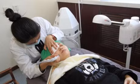 Sinh vien Trung Quoc chen nhau phau thuat tham my de tim viec - Anh 1