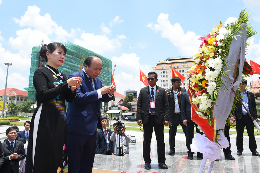 Thủ tướng Nguyễn Xuân Phúc và Phu nhân dâng hương, hoa tại Đài Kỷ niệm hữu nghị Việt Nam-Campuchia. Ảnh: VGP/Quang Hiếu Thủ tướng Nguyễn Xuân Phúc và Phu nhân dâng hương, hoa tại Đài Kỷ niệm hữu nghị Việt Nam-Campuchia. Ảnh: VGP/Quang Hiếu