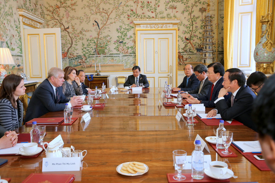 Công tước xứ York, Hoàng tử Andrew khẳng định với kinh nghiệm, uy tín, và mạng lưới quan hệ của mình, sẽ hỗ trợ Việt Nam xây dựng mô hình kết nối, khởi sự doanh nghiệp, giúp doanh nghiệp vừa và nhỏ của Việt Nam phát triển và kinh doanh thành công trong môi trường toàn cầu. Ảnh: VGP/Xuân Tuyến Công tước xứ York, Hoàng tử Andrew khẳng định với kinh nghiệm, uy tín, và mạng lưới quan hệ của mình, sẽ hỗ trợ Việt Nam xây dựng mô hình kết nối, khởi sự doanh nghiệp, giúp doanh nghiệp vừa và nhỏ của Việt Nam phát triển và kinh doanh thành công trong môi trường toàn cầu. Ảnh: VGP/Xuân Tuyến