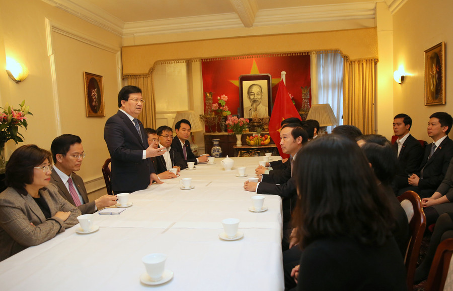 Thăm Đại sứ quán Việt Nam tại Anh, gặp gỡ cán bộ, nhân viên Đại sứ quán và đại diện cộng đồng người Việt Nam tại Anh, Phó Thủ tướng đánh giá cao những đóng góp tích cực của cán bộ, nhân viên Đại sứ quán trong phát triển quan hệ hợp tác nhiều mặt giữa Việt Nam và Anh. Ảnh: VGP/Xuân Tuyến Thăm Đại sứ quán Việt Nam tại Anh, gặp gỡ cán bộ, nhân viên Đại sứ quán và đại diện cộng đồng người Việt Nam tại Anh, Phó Thủ tướng đánh giá cao những đóng góp tích cực của cán bộ, nhân viên Đại sứ quán trong phát triển quan hệ hợp tác nhiều mặt giữa Việt Nam và Anh. Ảnh: VGP/Xuân Tuyến