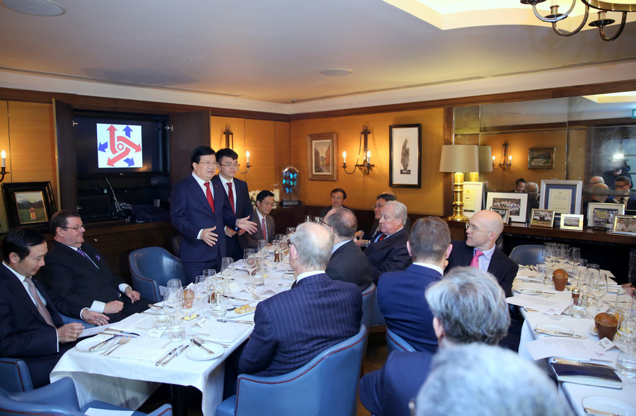 Tại cuộc ăn trưa làm việc với lãnh đạo các doanh nghiệp Anh, Phó Thủ tướng Trịnh Đình Dũng khẳng định, Việt Nam sẽ tiếp tục đẩy mạnh cải cách thể chế, cải thiện môi trường đầu tư, kinh doanh, tạo điều kiện thuận lợi cho doanh nghiệp Anh đến hợp tác đầu tư, kinh doanh hiệu quả tại Việt Nam. Ảnh: VGP/Xuân Tuyến Tại cuộc ăn trưa làm việc với lãnh đạo các doanh nghiệp Anh, Phó Thủ tướng Trịnh Đình Dũng khẳng định, Việt Nam sẽ tiếp tục đẩy mạnh cải cách thể chế, cải thiện môi trường đầu tư, kinh doanh, tạo điều kiện thuận lợi cho doanh nghiệp Anh đến hợp tác đầu tư, kinh doanh hiệu quả tại Việt Nam. Ảnh: VGP/Xuân Tuyến