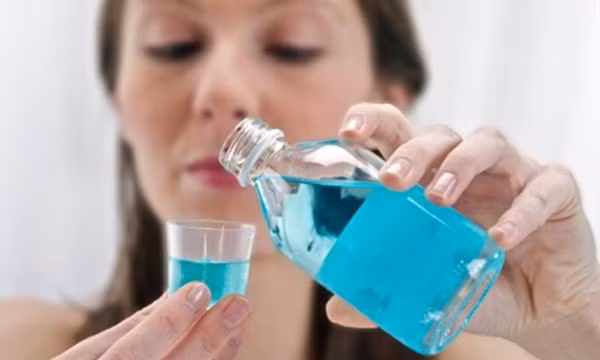 Điều phải biết khi dùng nước súc miệng để không mang bệnh