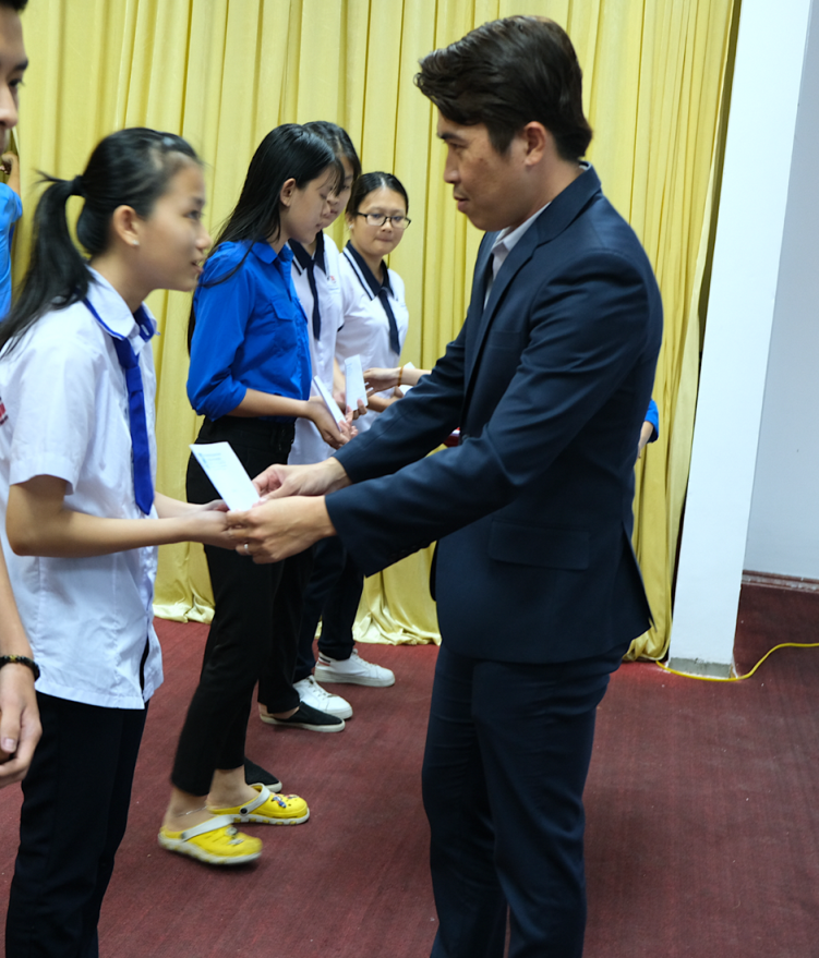 Lãnh đạo quận Ninh Kiều và Trường ĐH Greenwich Việt Nam (cơ sở Cần Thơ) trao quà và học bổng cho HS hoàn cảnh khó khăn.