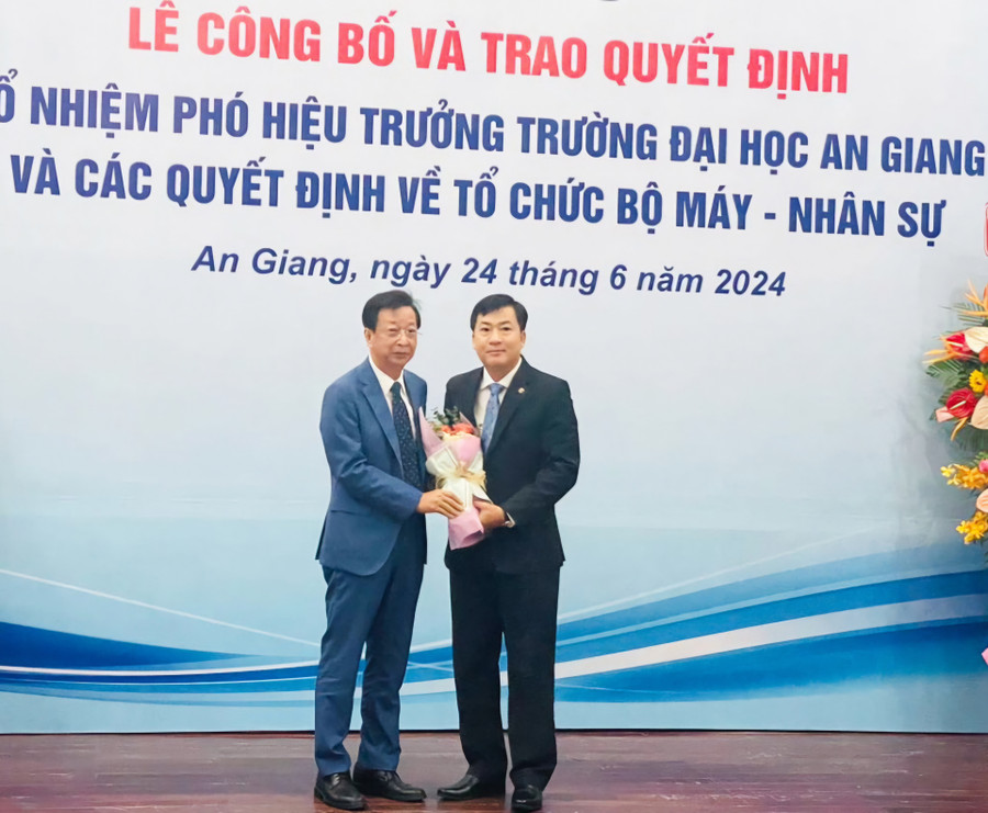 PGS.TS Võ Văn Thắng - Hiệu trưởng Trường ĐH An Giang tặng hoa chúc mừng tân Phó Hiệu trưởng Trường ĐH An Giang Nguyễn Hữu Trí. PGS.TS Võ Văn Thắng - Hiệu trưởng Trường ĐH An Giang tặng hoa chúc mừng tân Phó Hiệu trưởng Trường ĐH An Giang Nguyễn Hữu Trí.