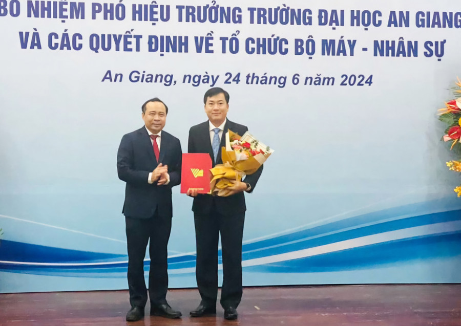 Giám đốc Đại học Quốc gia TP Hồ Chí Minh Vũ Hải Quân trao quyết định tân Phó Hiệu trưởng Trường ĐH An Giang. Giám đốc Đại học Quốc gia TP Hồ Chí Minh Vũ Hải Quân trao quyết định tân Phó Hiệu trưởng Trường ĐH An Giang.