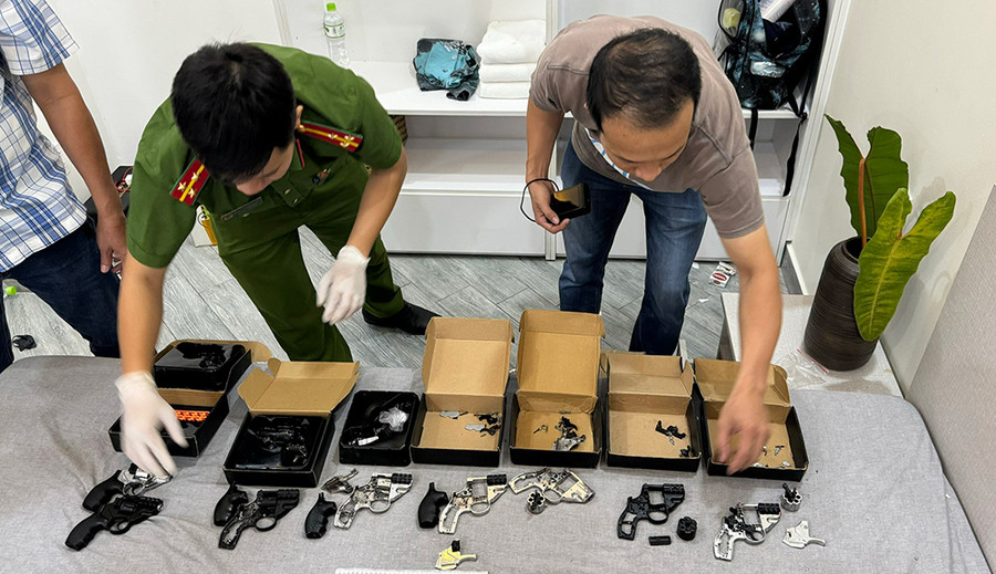 Lực lượng chức năng khám nghiệm hiện trường, thu giữ tang vật. (Ảnh: Tiến Tầm) Lực lượng chức năng khám nghiệm hiện trường, thu giữ tang vật. (Ảnh: Tiến Tầm)