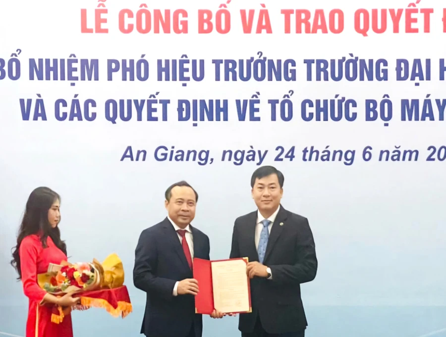 Trao quyết định tân Phó Hiệu trưởng Trường Đại học An Giang.