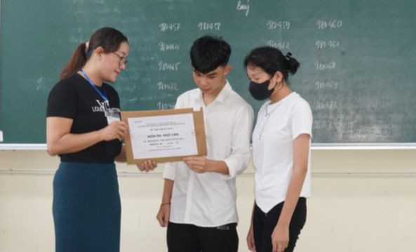 Thí sinh tham dự kỳ thi tuyển sinh vào lớp 10 THPT tỉnh Nghệ An. Ảnh: Hồ Lài