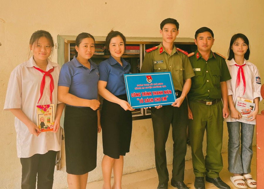 Đoàn thanh niên Công an huyện Mường Chà trao tặng “Tủ sách cho em” tại Trường PTDTBT THCS Mường Mươn. Đoàn thanh niên Công an huyện Mường Chà trao tặng “Tủ sách cho em” tại Trường PTDTBT THCS Mường Mươn.