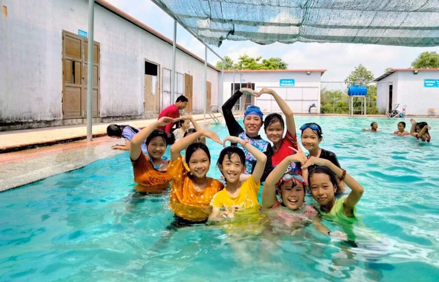 Học sinh huyện Phong Điền (Thừa Thiên - Huế) trong giờ học bơi. Ảnh: Phòng GD&ĐT cung cấp