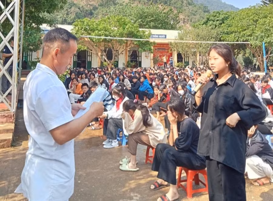 Cán bộ dân số huyện Tuần Giáo phối hợp với nhà trường tổ chức tuyên truyền phòng tránh tảo hôn và hôn nhân cận huyết thống.