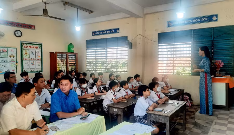 Đại biểu dự giờ dạy thực nghiệm.