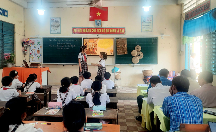 Học sinh đóng vai trải nghiệm nội dung chủ đề dạy thực nghiệm. Học sinh đóng vai trải nghiệm nội dung chủ đề dạy thực nghiệm.