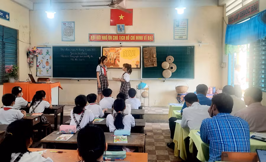 Học sinh đóng vai trải nghiệm nội dung chủ đề dạy thực nghiệm.