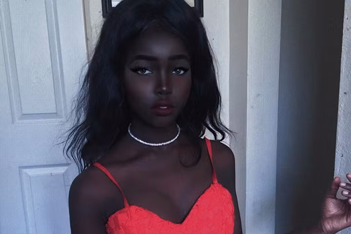 Cận cảnh nhan sắc cô gái da đen kì lạ xinh đẹp nhất thế giới