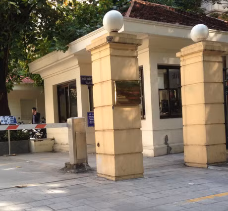 Quan chuc di le gio hanh chinh la Giam doc Trung tam xuc tien thuong mai - Anh 1