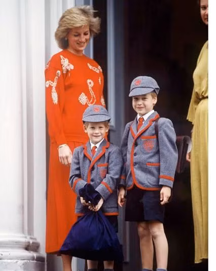 Diana thường đến đón các con đi học vào buổi sáng hoặc buổi chiều.