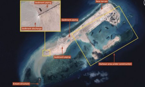 Hoạt động xây dựng của Trung Quốc ở bãi đá Chữ Thập hôm 14/11. Ảnh: IHS Jane"s chuthap-4402-1417163624.jpg