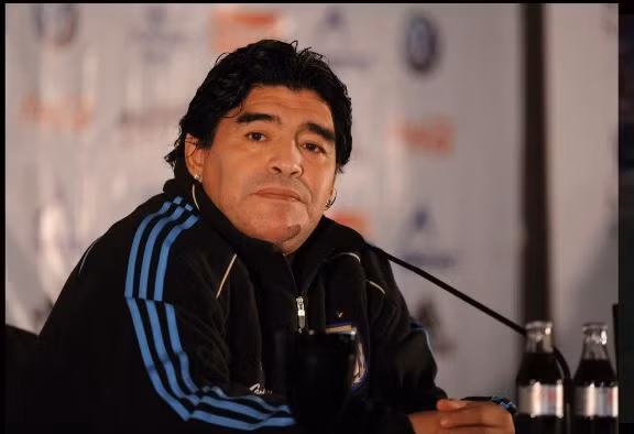 Luật sư cho biết Maradona bị ngã đập đầu và bị bỏ rơi trong 3 ngày.
