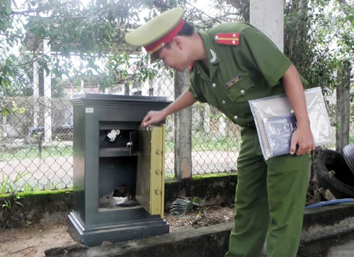 Xông vào nhà kề dao vào vào cổ bắt mở két sắt