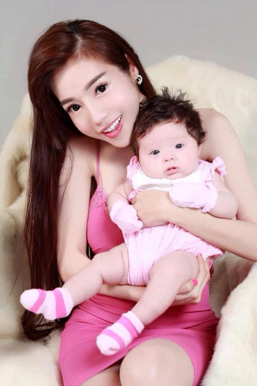 Khoảnh khắc ngọt ngào của mẹ con Elly Trần khiến trái tim “tan chảy“