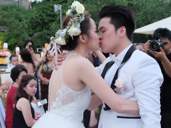 Những hình ảnh đẹp nhất trong đám cưới Hoa hậu Diễm Hương ảnh 13 Những hình ảnh đẹp nhất trong đám cưới Hoa hậu Diễm Hương