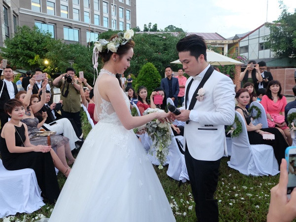 Những hình ảnh đẹp nhất trong đám cưới Hoa hậu Diễm Hương ảnh 12 Những hình ảnh đẹp nhất trong đám cưới Hoa hậu Diễm Hương