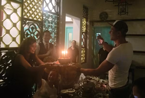 Tháng 8/2015, Vĩnh Thụy có mặt trong nhóm bạn thân cùng đón sinh nhật với giọng ca Rung động. Anh đã rất nhiệt tình mang bánh kem cho Hoàng Thùy Linh và pose hình nhắng nhít. Thời điểm này tin đồn vẫn tiếp tục âm ỉ dù người trong cuộc chọn thái độ im lặng. loat-bang-chung-to-cao-hoang-thuy-linh-hen-ho-vinh-thuy-3