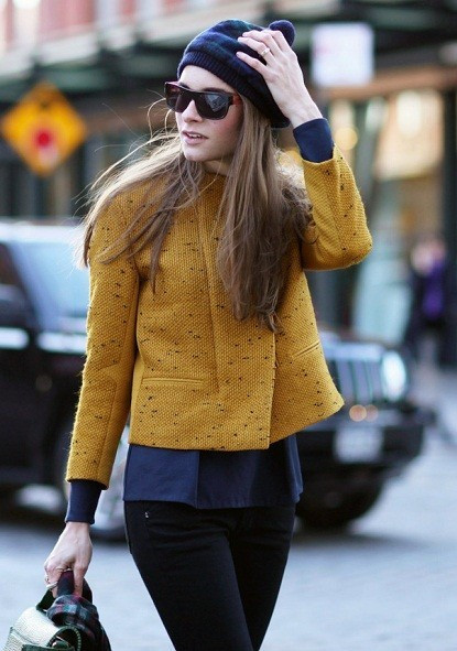 Quy tắc phối màu thời trang bạn gái nên biết ảnh 5 Cặp màu xanh navy, vàng đậm tạo nên tổng thể hoàn hảo, ấm áp