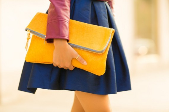 Quy tắc phối màu thời trang bạn gái nên biết ảnh 7 Sự phối hợp của ba màu xanh navy, hồng và vàng tạo nên tổng thể dịu mắt mà vẫn nổi bật