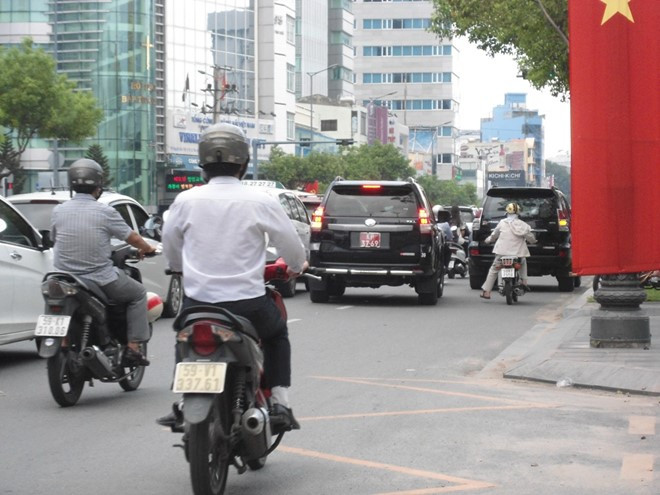 Xe biển xanh, biển đỏ “lộng hành” ở Sài Gòn ảnh 4 Xe biển xanh, biển đỏ “lộng hành” ở Sài Gòn ảnh 4