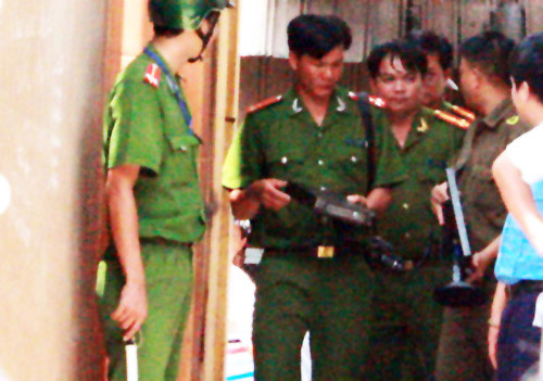 Cảnh sát thu giữ ổ cứng máy tính trong tiệm vàng để điều tra hình ảnh 2 vị khách lạ. Ảnh: Minh Hiếu camera-to-cao-hung-thu-giet-ban-tinh-cuop-2-8-ty-dong-1