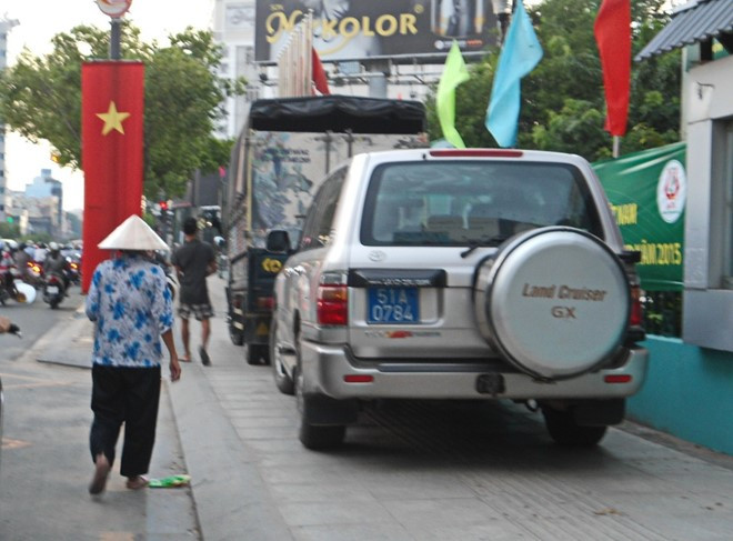 Xe biển xanh, biển đỏ “lộng hành” ở Sài Gòn ảnh 6 Xe biển xanh, biển đỏ “lộng hành” ở Sài Gòn ảnh 6