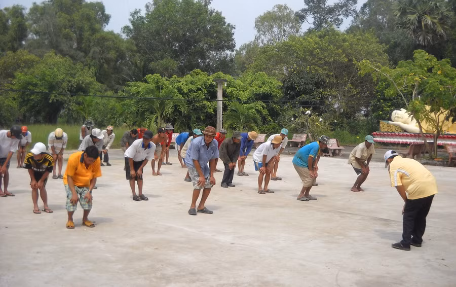 Bài khởi động trên cạn được các tay đua chùa Rạch Giồng luyện tập rất kỹ Bài khởi động trên cạn được các tay đua chùa Rạch Giồng luyện tập rất kỹ
