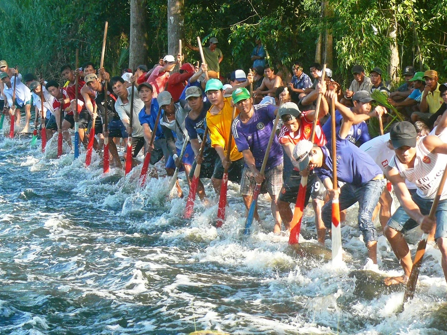 Nô nức chuẩn bị lễ hội đua ghe Ngo